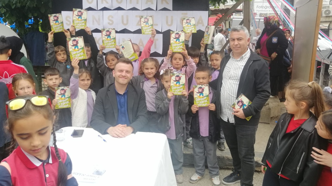 Öğrencilerimiz Kitap Fuarında Kitaplarla Buluştu